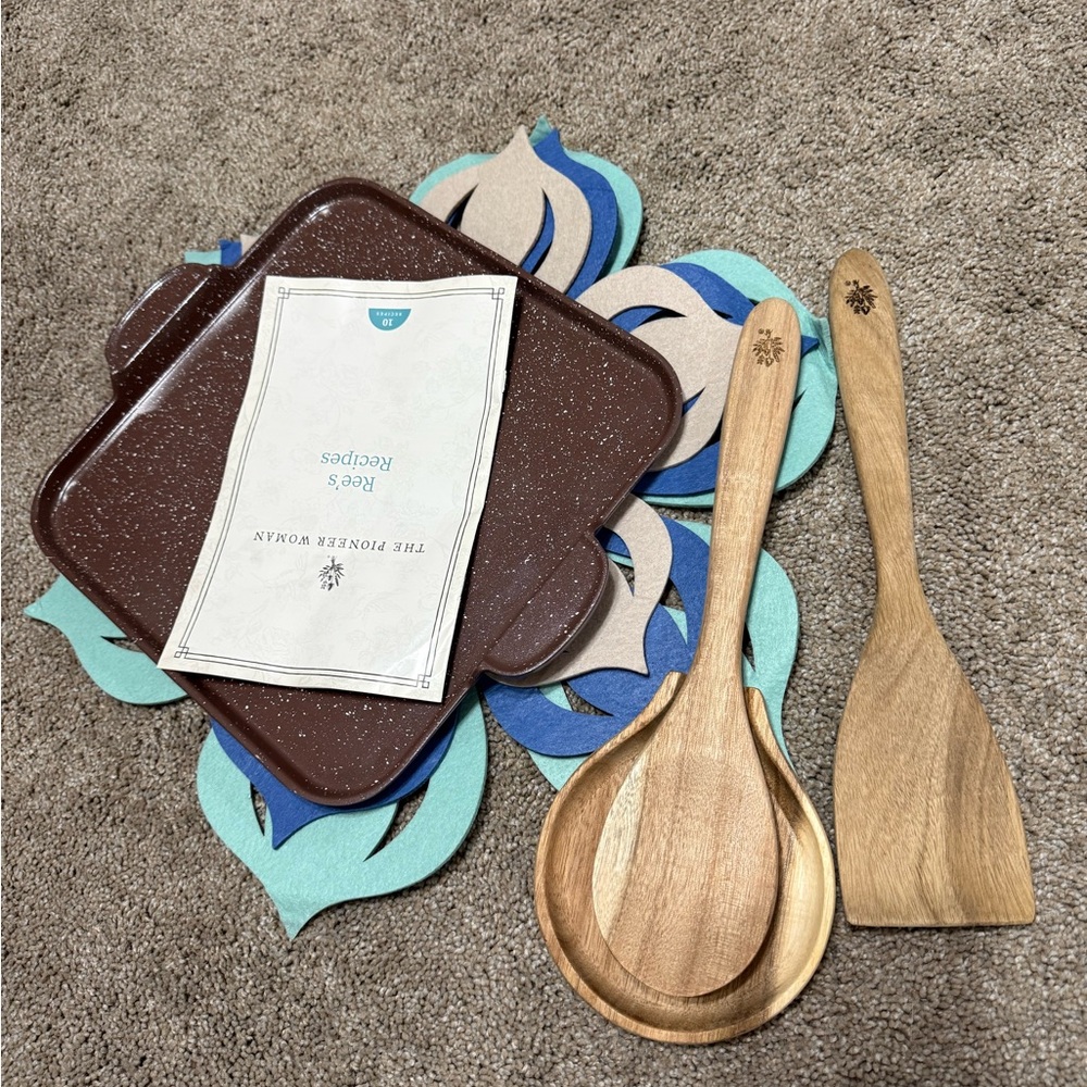 The Pioneer Woman Kitchen Bundle – Brand New Baking Pan Utensils Felt Trivets